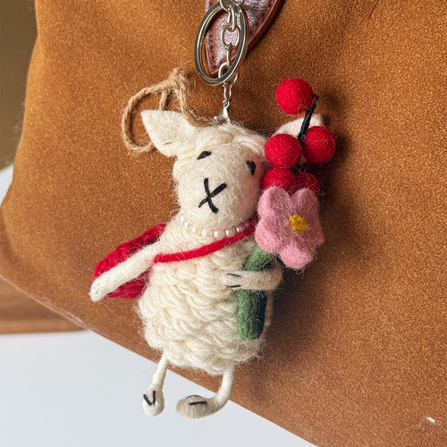带花束的米白羊毛毡挂件