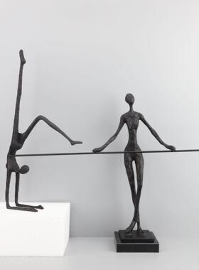 现代简约创意倒立人物雕塑摆件别墅客厅电视柜样板房家居软装饰品