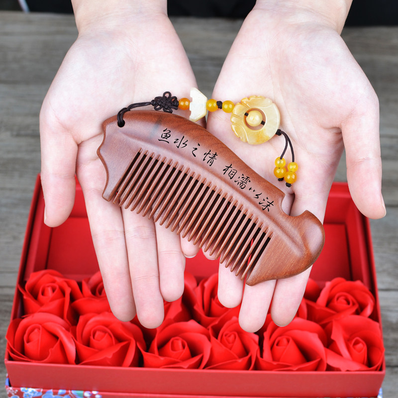 可爱红桃木梳子防静电女友用长y卷脱发头皮经络按摩宽齿檀香木梳