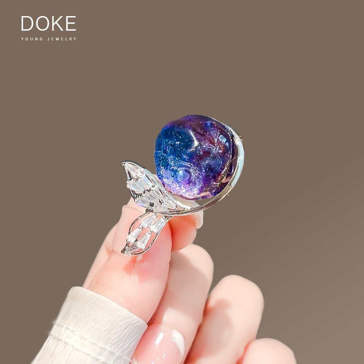 鱼尾梦幻星球胸针高档女小众设计感别针防走光扣气质胸花衣服配饰