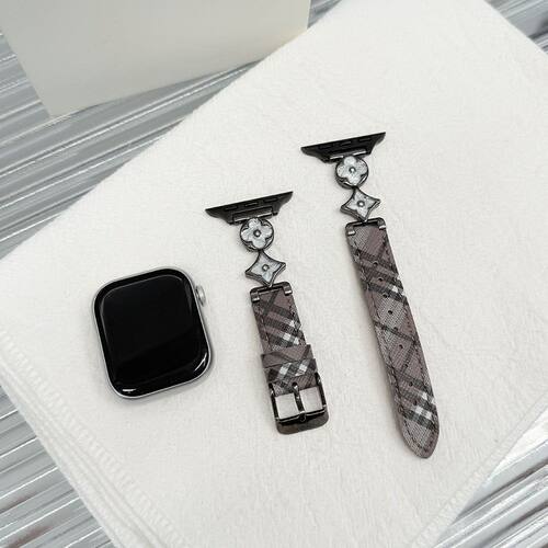 适用apple苹果s10s98765se女款表带L纹鎏金四叶草皮质腕带手表带