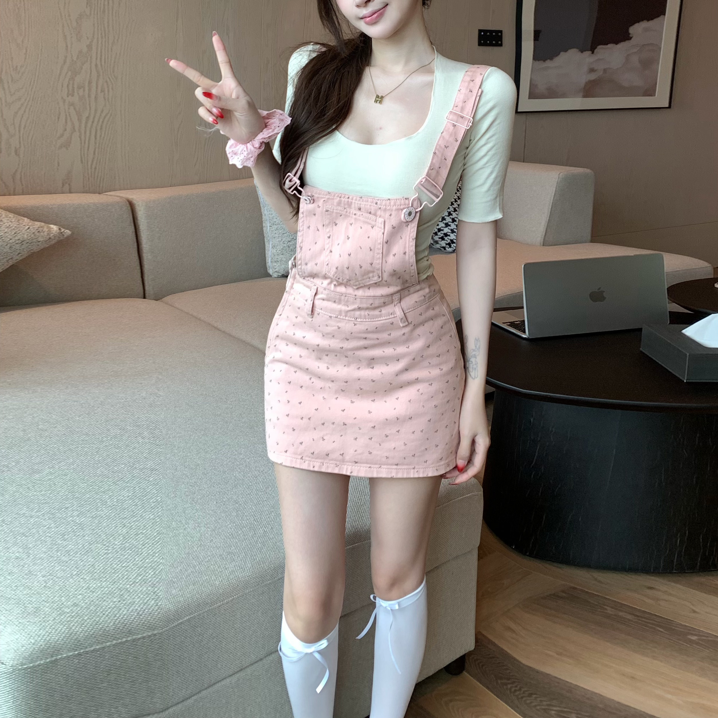 夏日蜜桃碎花粉牛仔背带裙女2026年新款修身显瘦少女感百搭短裙裤