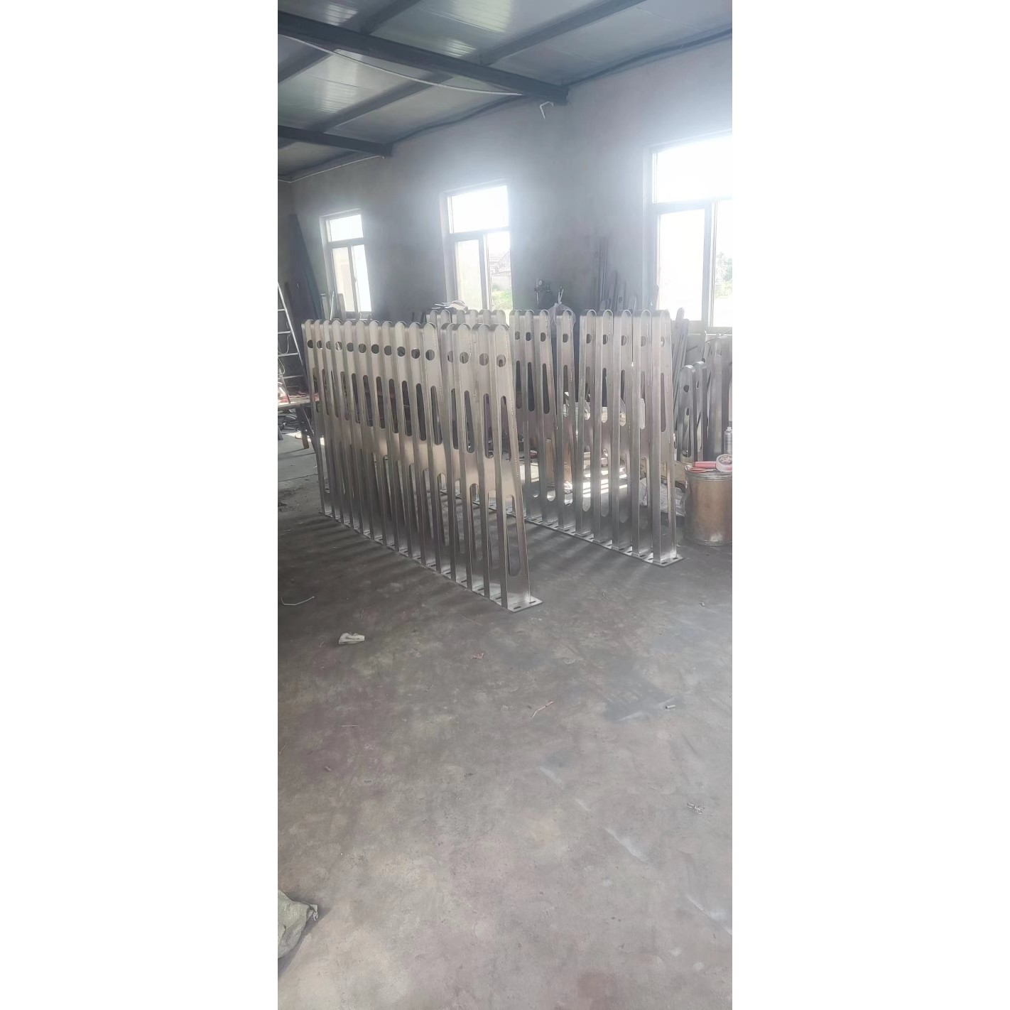 定制不锈钢雨棚钢梁牛腿支架