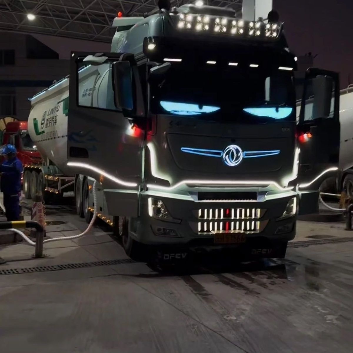 恶魔之眼眨眼车灯货车led汽显示屏挂车玻璃车贴柔性车载全彩