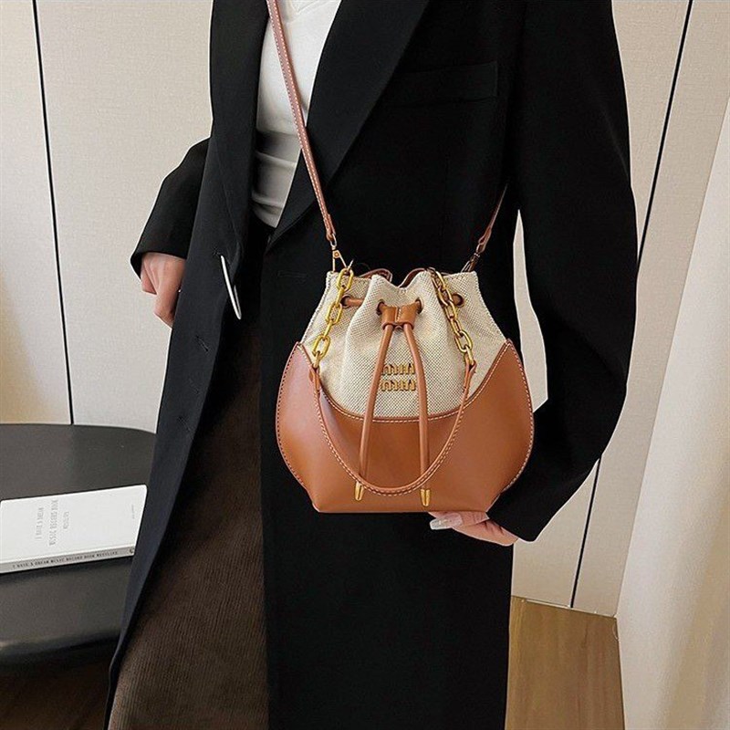 超火设计拼接手提小包包2024新款上班小拎包百搭单肩斜挎水桶包女