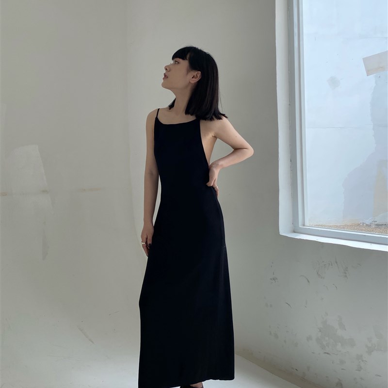 拖延症 / cos风黑色针织吊带连衣裙 漏背长款修身裙子