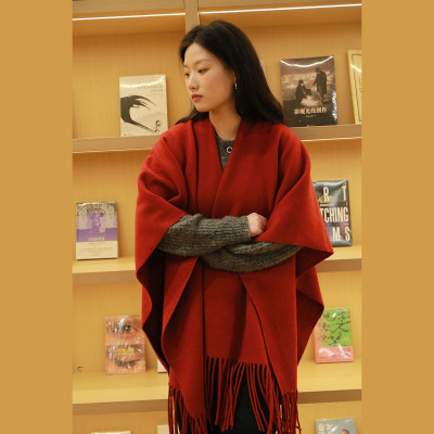 新款女羊毛披肩旗袍红色结婚穿搭披风保暖仿羊绒外搭围巾洋气时尚