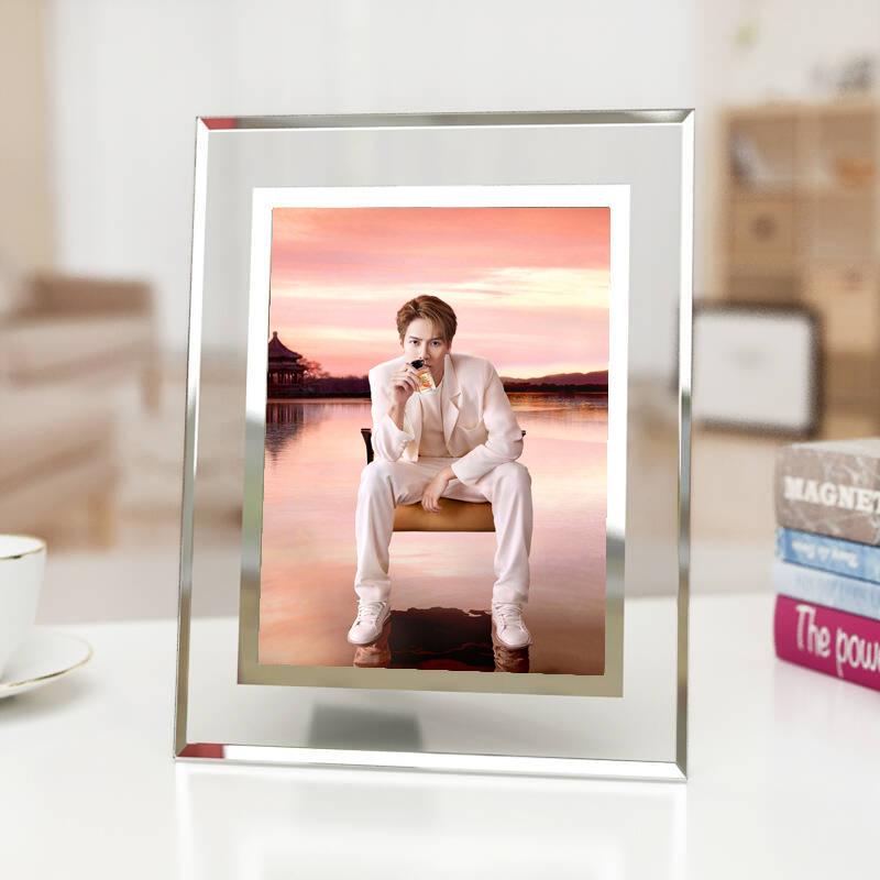 王嘉尔水晶相框 台含6寸照片 牛皮纸独立包装 周边玻璃摆画框