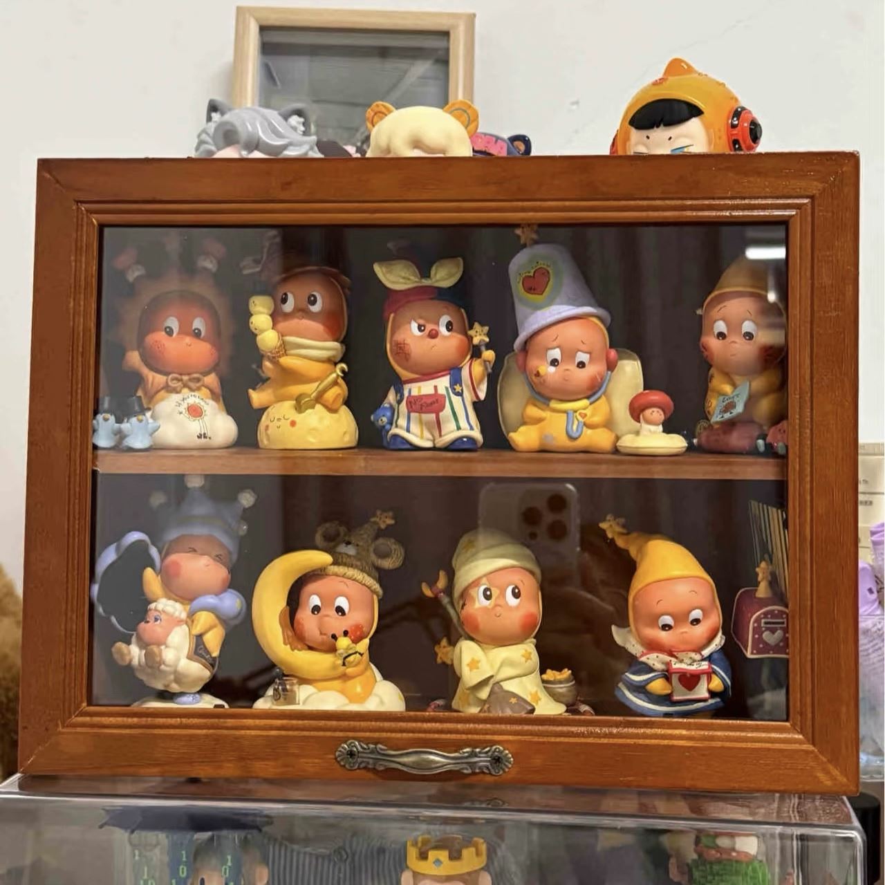 泡泡玛特我们是星星人手办收纳盒实木展示柜防尘透明盲盒展示架子