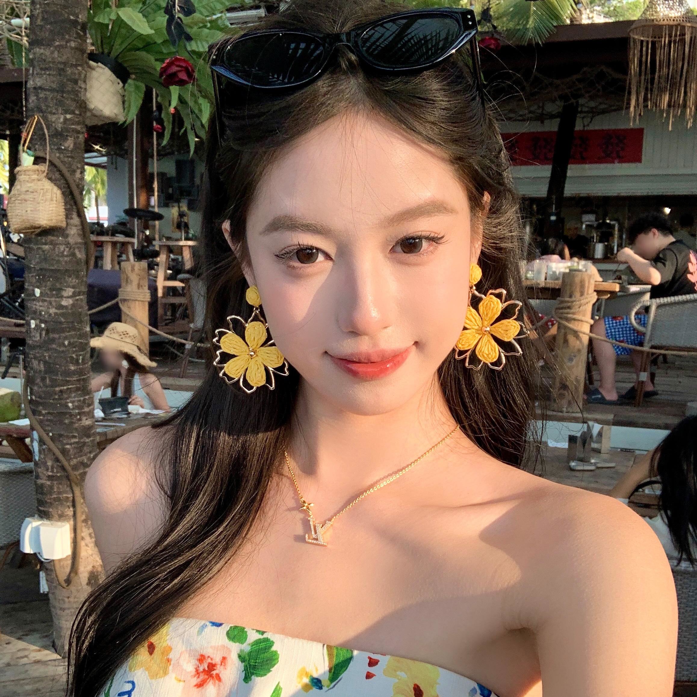 【蜜桃茶】草编太阳花朵度假耳环女2025新款夸张海边配饰独特