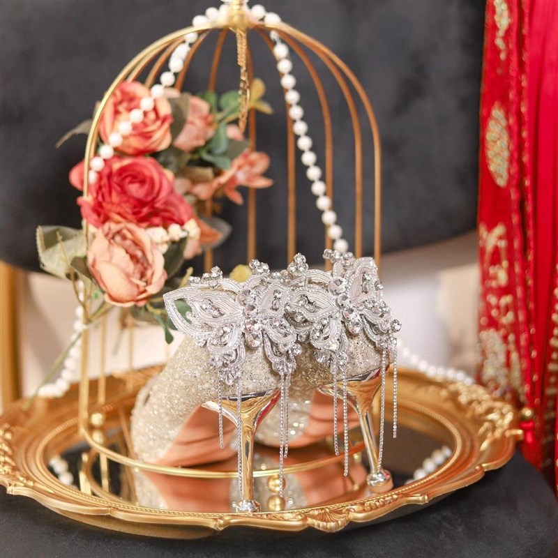 银色婚鞋2024新款秋季水晶新娘鞋主婚纱结婚绝美订婚高跟鞋女细跟