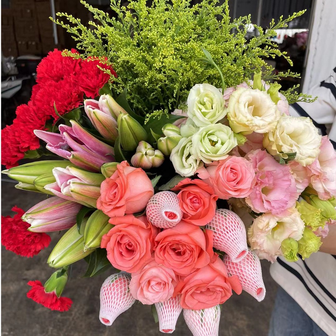 爆款粉玫瑰10枝+百合10朵+康乃馨10枝+桔梗200克+配草云南鲜花