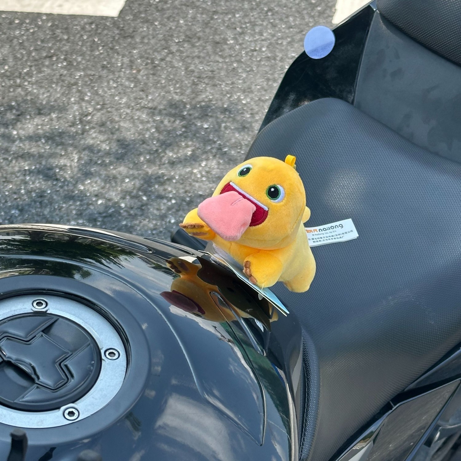 摩托车护蛋仿赛摩托车电动车装饰公仔奶龙后座护蛋神器护垫油箱装