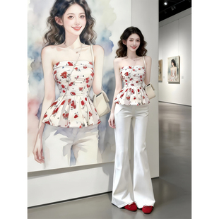 2026超火穿搭一整套辣妹风夏季 两件套 碎花抹胸上衣搭配微喇牛仔裤