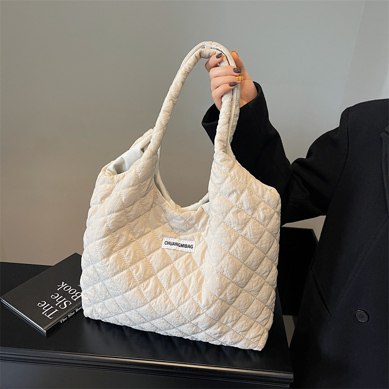 百搭羽绒棉服托特包大容量通勤包