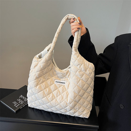 百搭羽绒棉服托特包大容量通勤包