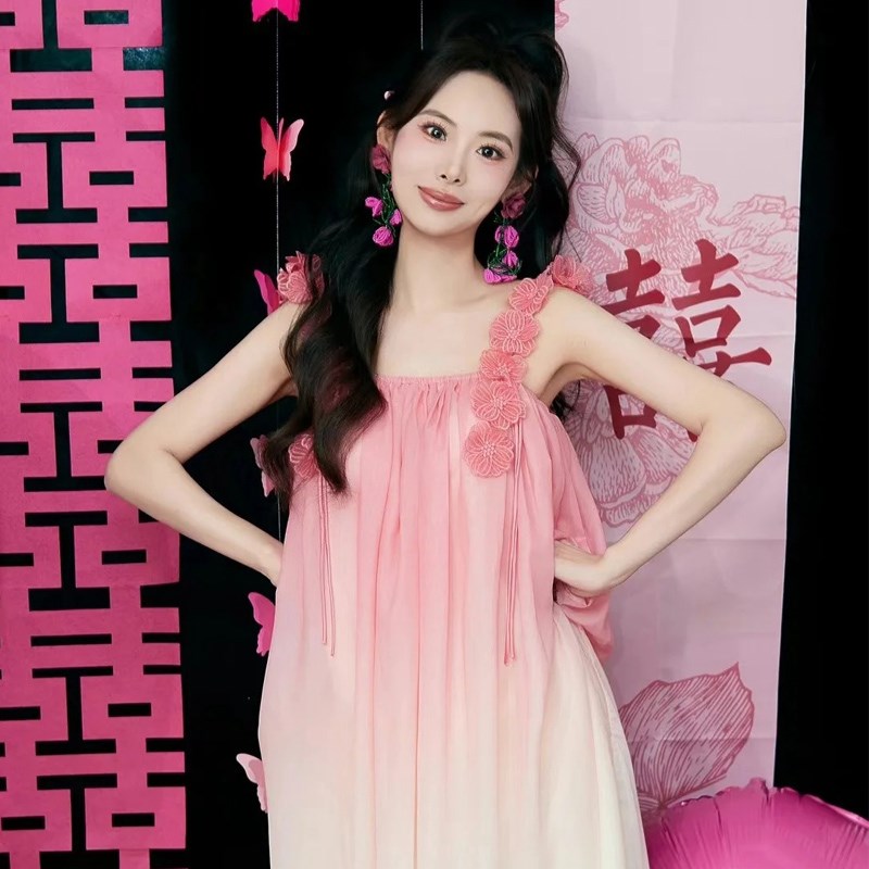日常粉色渐变吊带晨袍新娘立体绣花连衣裙度假拍照沙滩裙气质显白