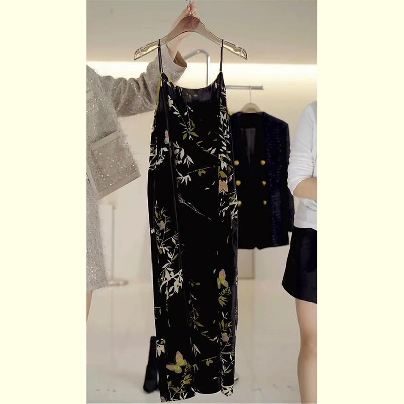 复古印花丝绒吊带裙女秋冬新款气质高级感轻熟风超好看内搭连衣裙