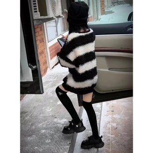 童装女童黑白条纹卫衣秋冬季加绒加厚中大童时髦洋气宽松毛毛衣潮