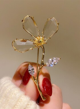 超仙透亮水晶花朵胸针高档女防走C光胸花女气质百搭西装别针扣配