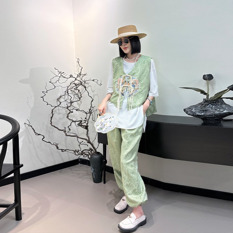 加肥V领流苏盘扣刺绣马甲短袖T恤束脚休闲裤胖妹妹国风洋气三件套