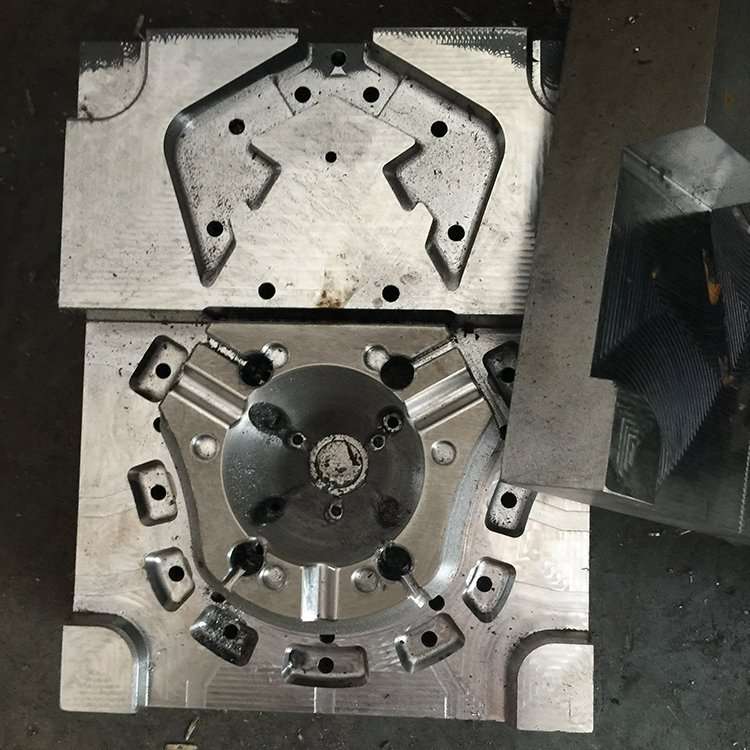 专业制作阴阳模具:注塑模压铸模以及橡胶模具有10台