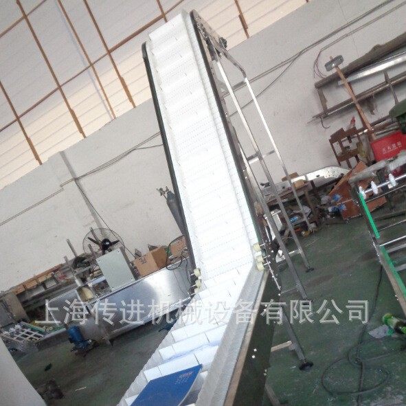 上海传进供应爬坡提升机 裙边挡板网带提升机非标提升机