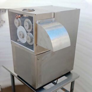 现货四棍甘蔗榨汁水果店铺甘蔗榨汁机商用电动甘蔗压榨机设备