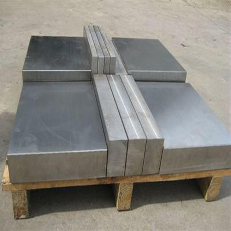 6CrMnSi2Mo1V圆棒高强韧性耐冲击工具钢板70MnMoCr8光圆黑皮钢棒