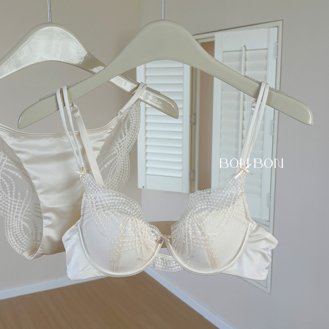 维多利亚法式内衣女薄款小胸聚拢胸罩防下垂性感蕾丝文胸套装