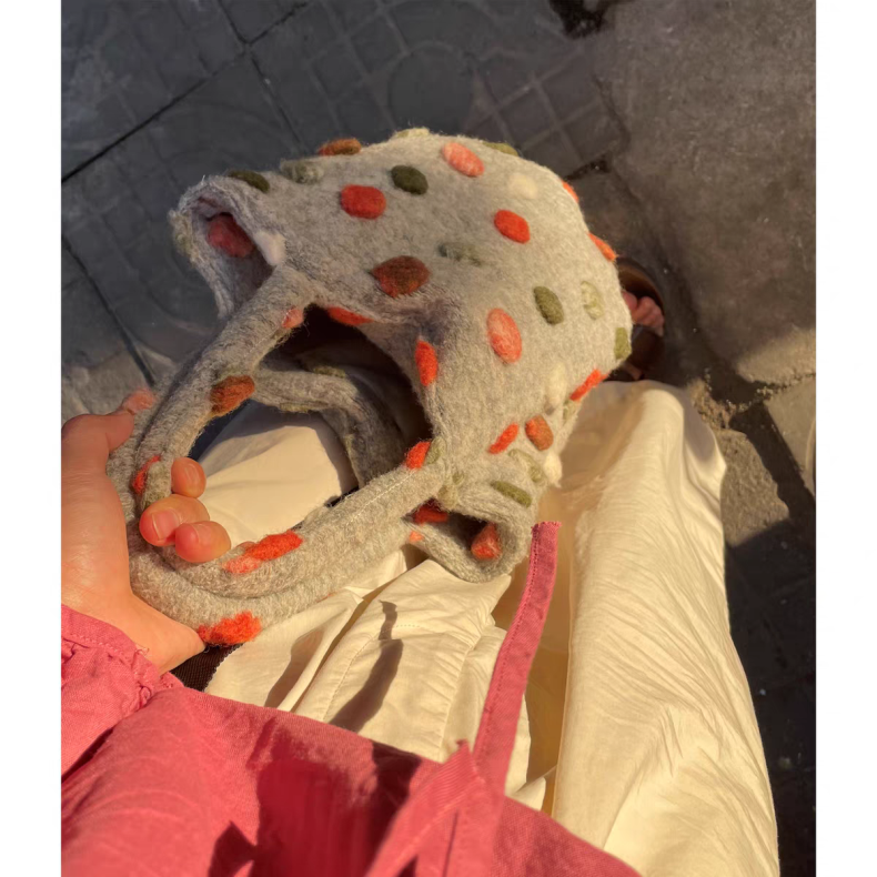 Клатч 手提精致小包秋冬立体彩球球灰色厚实羊毛呢百搭精致实用性水桶手
