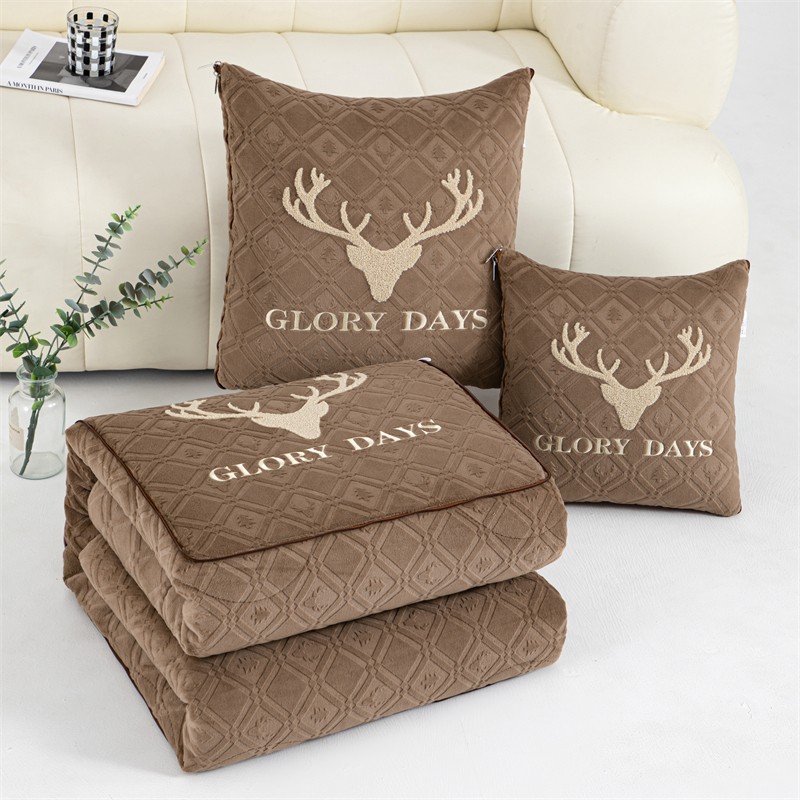 加厚雕花牛奶绒抱枕被子两用午休被枕头汽车载靠枕办公室折叠被子