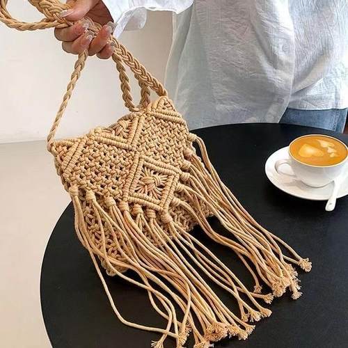 25街拍 Vogue vintage 女士欧若风斜挎包手工包针织流苏包松弛感