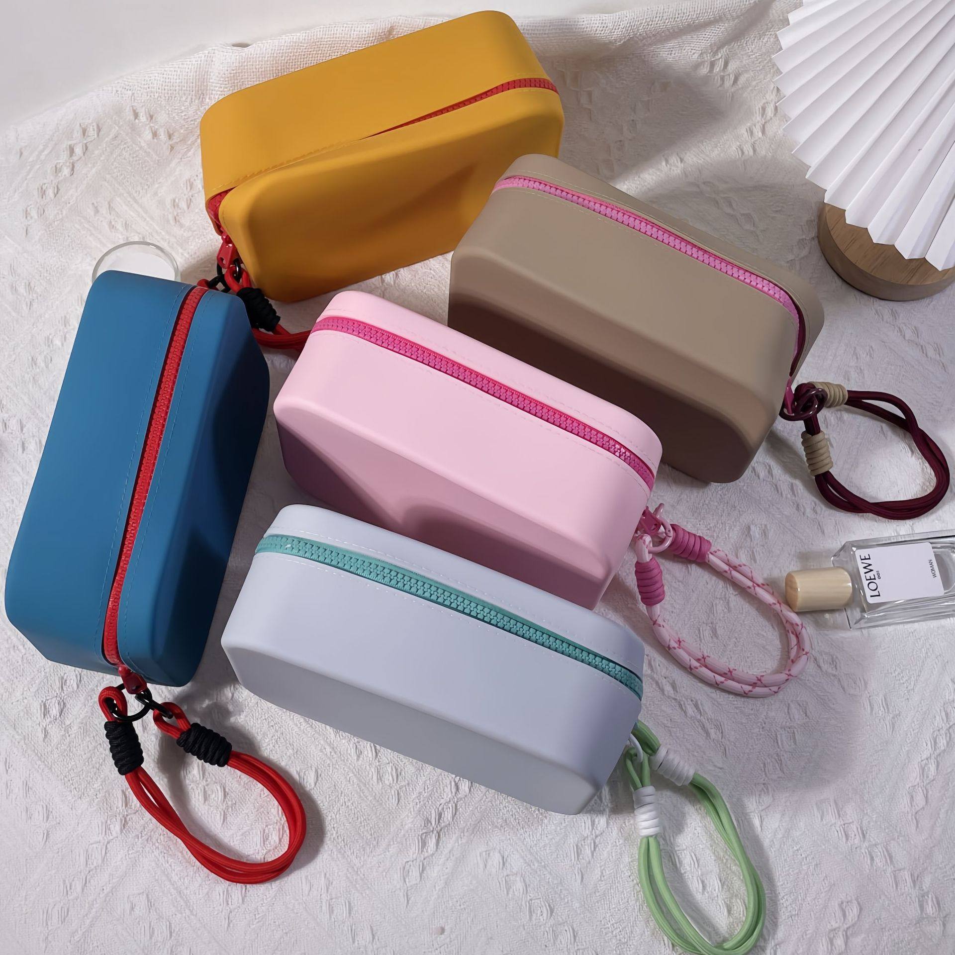 新款手提硅胶化妆包防尘防水手拿包旅行便携整理收纳女士斜跨包,收纳整理,化妆箱/盒,淘宝优惠券,粉丝福利购,淘宝优惠卷