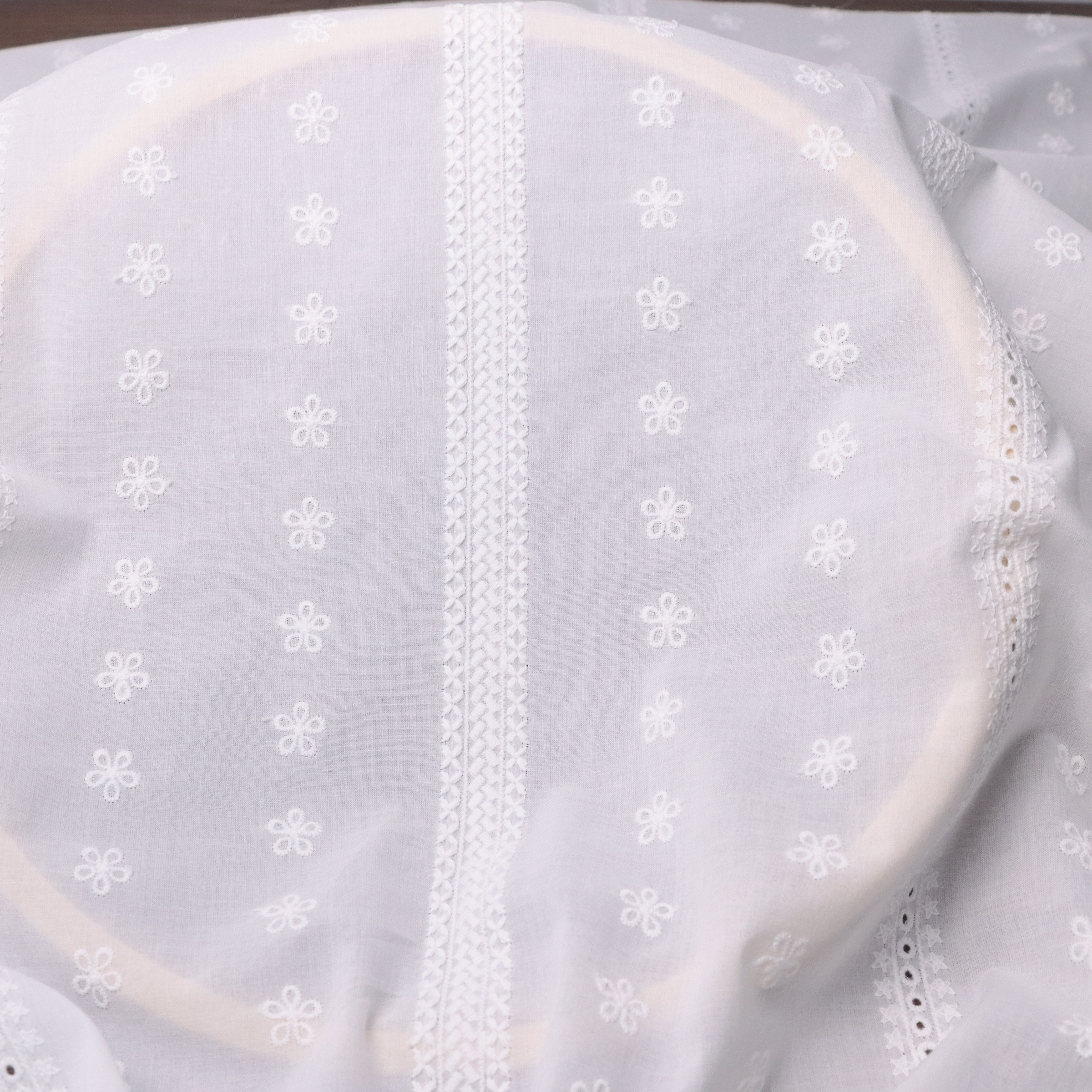 纯棉绣花布双排小花刺绣服装面料手工DIY衬衣连衣裙布料装饰辅料