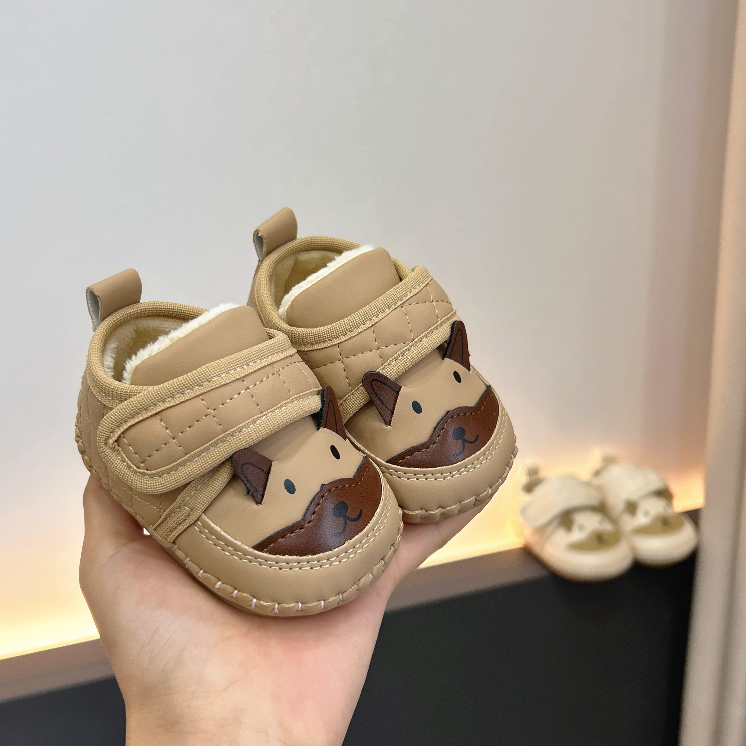 秋冬0-1岁男女宝宝防滑软底加绒运动鞋3-6-12个月婴儿保暖学步鞋