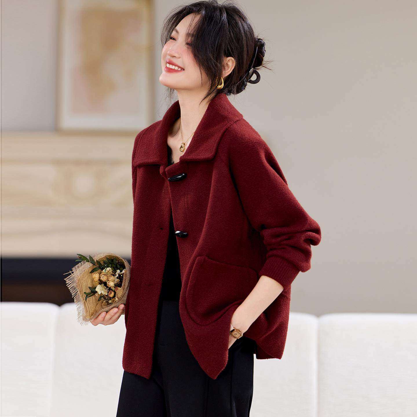 牛角扣外套女款春秋季2025新款今年流行爆款简约休闲百搭针织开衫