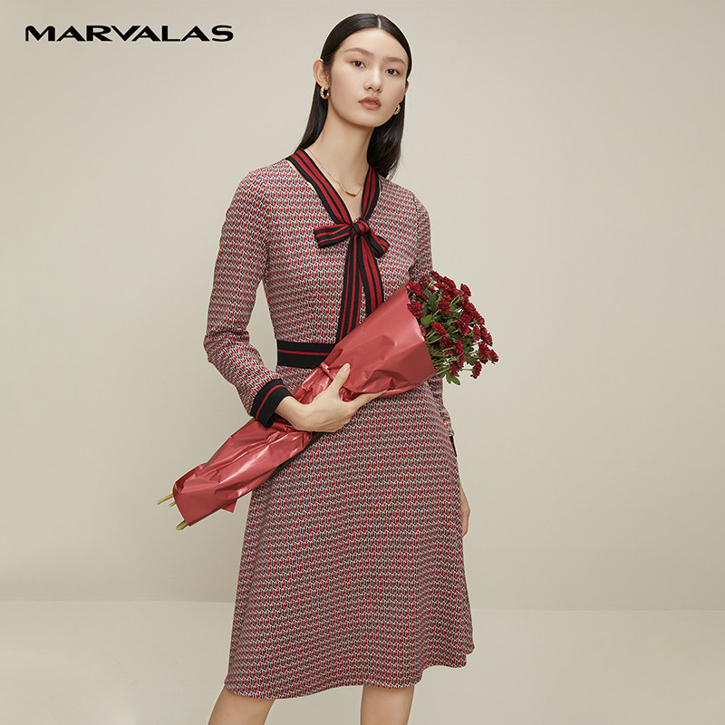 【呼呼严选粉丝专属】曼德诗红花色V领香风针织连衣裙