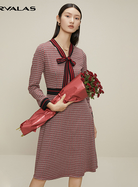 【呼呼严选粉丝专享】曼德诗红花色V领香风针织连衣裙2024冬季