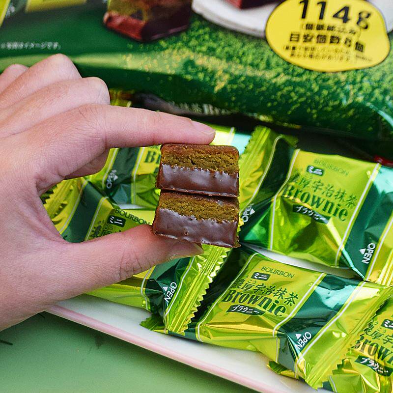 正宗日本进口零食浓厚黑巧克力豆夹心方块布朗尼低卡抹茶味
