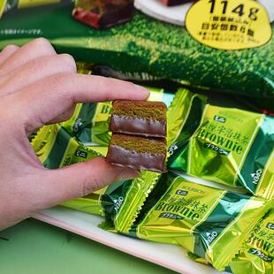 正宗日本进口零食浓厚黑巧克力豆夹心方块布朗尼低卡抹茶味