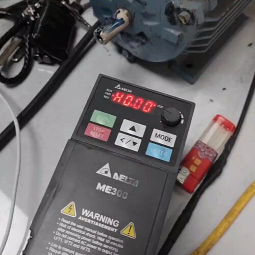 变频器0.4KW，VFD2A8ME21ANNAA，成色如