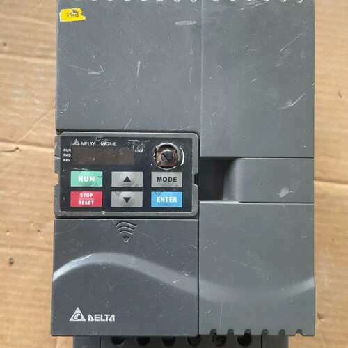 变频器380V5.5KW，型号:VFD055E43A。故