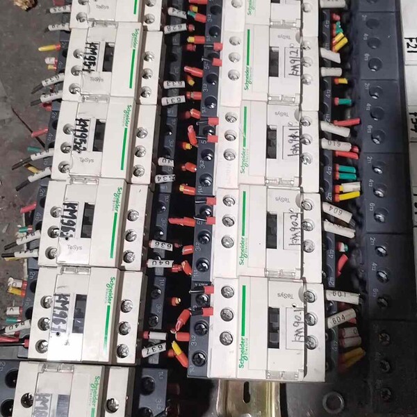 议价拆机接触器LC1D12，成色看图，线圈220伏，有三百