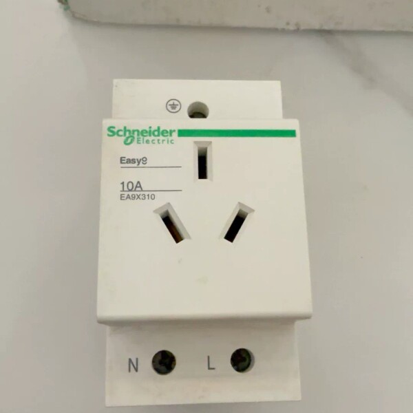 议价导轨式插座EA9XN310 10A 三孔 全新5件