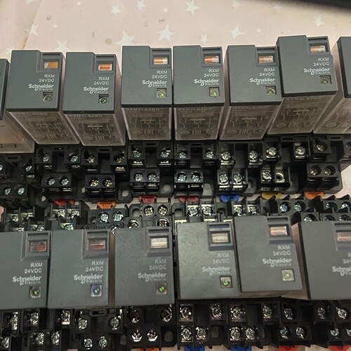 议价出售RXM24VDC。底座是RXZE1M2C   7A