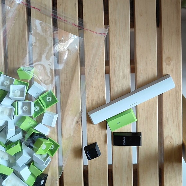 全新PBT键帽一袋，白绿黑配色。透光键帽，标准配列。双色注塑