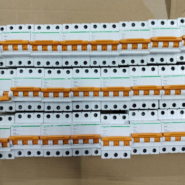 议价Easy9系列3P空气开关32A断路器正品二手，一共3