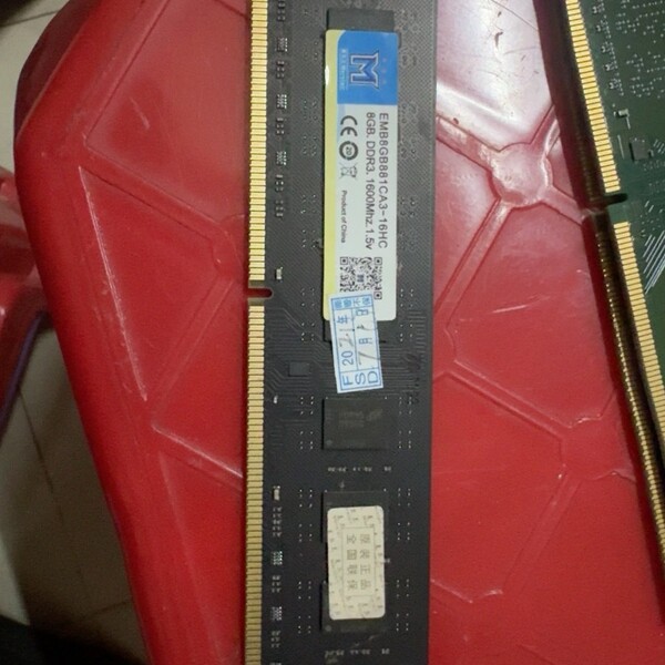 8G内存条一根，DDR3 1600，台式机用，美尔兰，双面颗--议价商品
