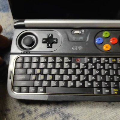 议价GPDwin2掌机。裸机一个无配件。256存储盘，其它不详。维修